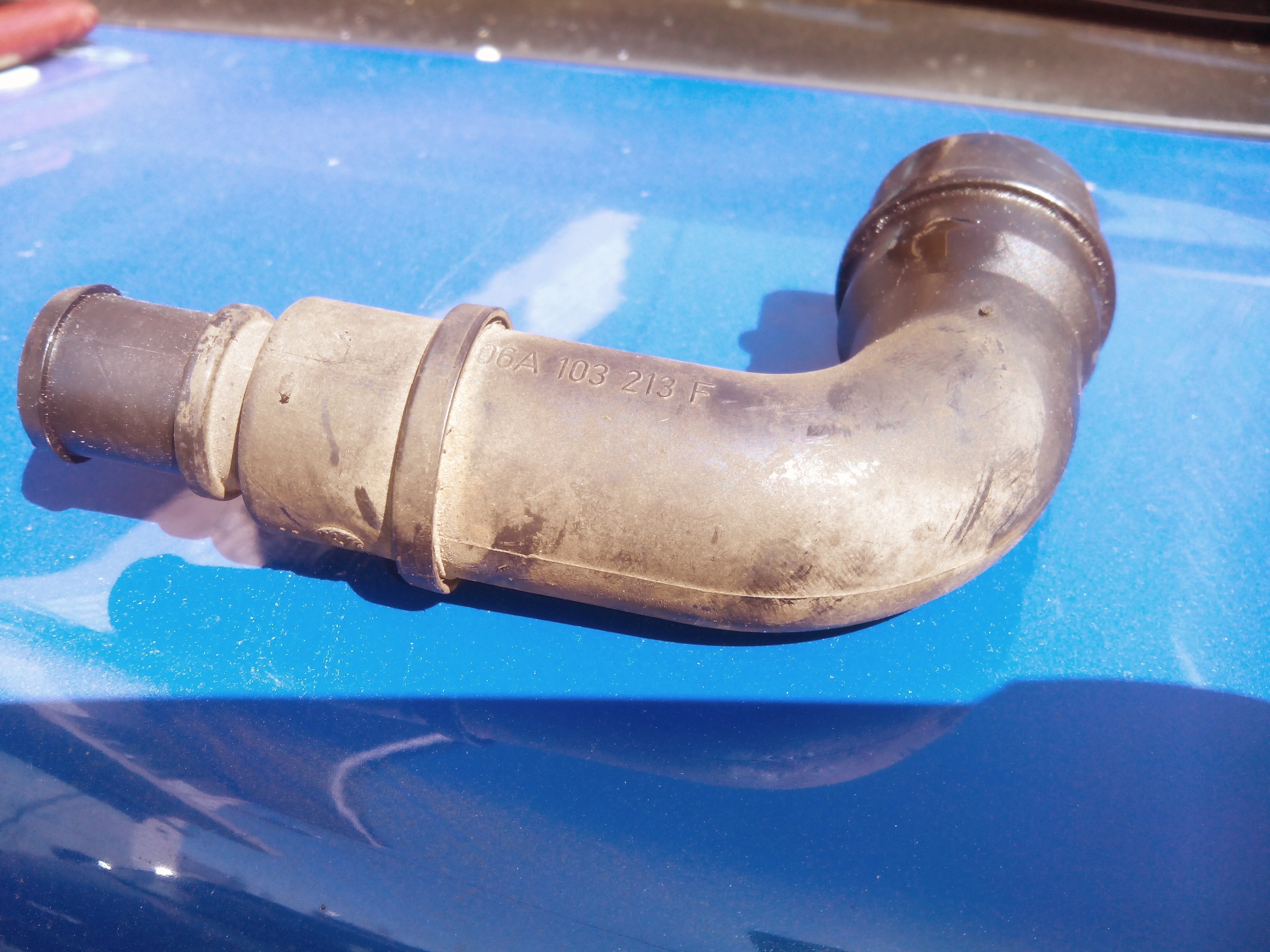 Патрубок вентиляции картера 06A 103 213 F   Audi TT, Skoda Octavia, Skoda Superb, Volkswagen Passat, Volkswagen Sharan