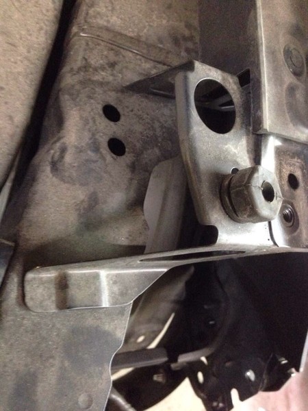 Кронштейн крепления крыла правый-пассажирской стороны Mazda CX-5 2013 г.  2.0 л бензин Киев