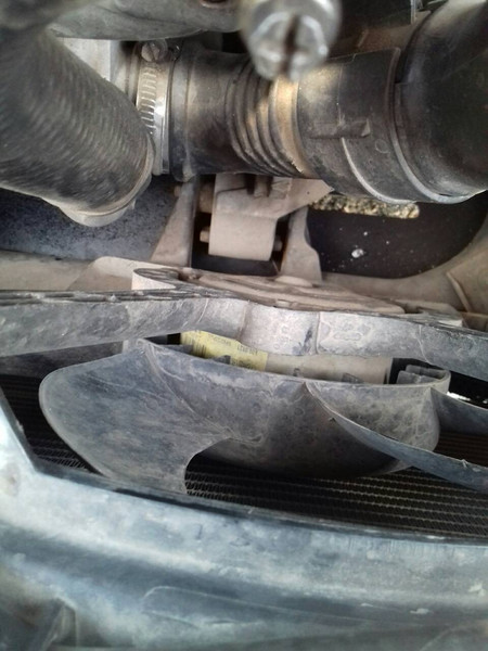 Передние суппорты пара, подушка двигателя верхняя возле радиатора Opel Combo  2004 1.7 Дизель 