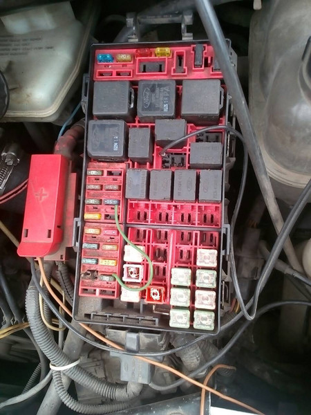 Блок предохранителей под капот и жгут проводов от него в салон Ford Transit  2001 2.4 Дизель Сумы