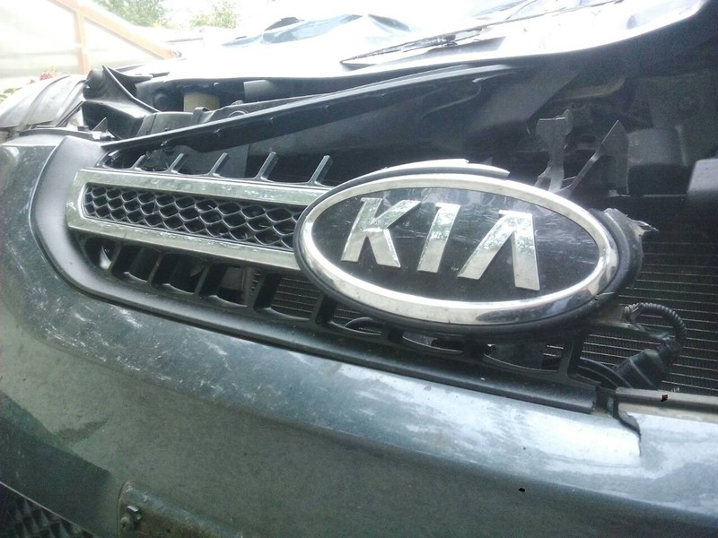 Решетка пер Kia Sportage 2 2009 г.  2.0 л бензин Киев