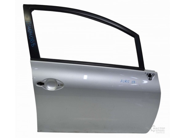 Правые передняя и задняя двери. Toyota Auris  2007 хетчбек 1.6 Бензин 