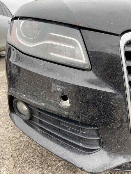 Заглушка в передний бампер под буксировочный крюк Audi A4 B8  2011 2.0 Бензин Киев