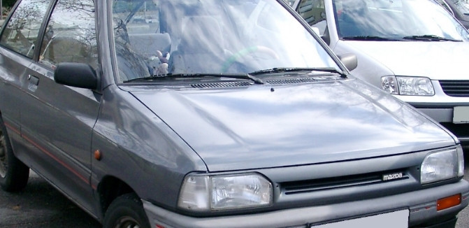 Передний левый габарит возле фары Mazda 121  1989 хетчбек 1.2 Бензин Дніпро