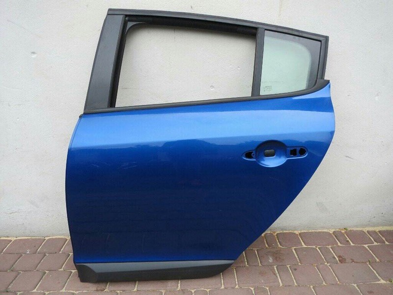 Дверь передняя левая (801015772r), дверь задняя левая (821010108r) Renault Megane 3 хэтчбек 2011 г.  Киев