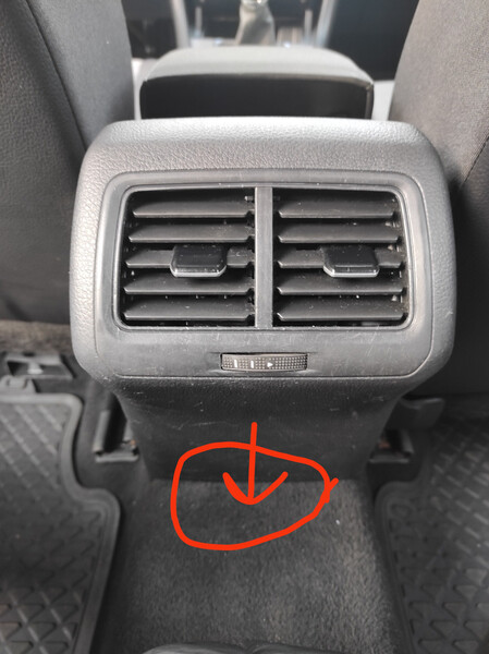 Дефлектори повітря задні в підлокотнику Volkswagen Golf Sportsvan  2015 універсал 2.0 Дизель Київ