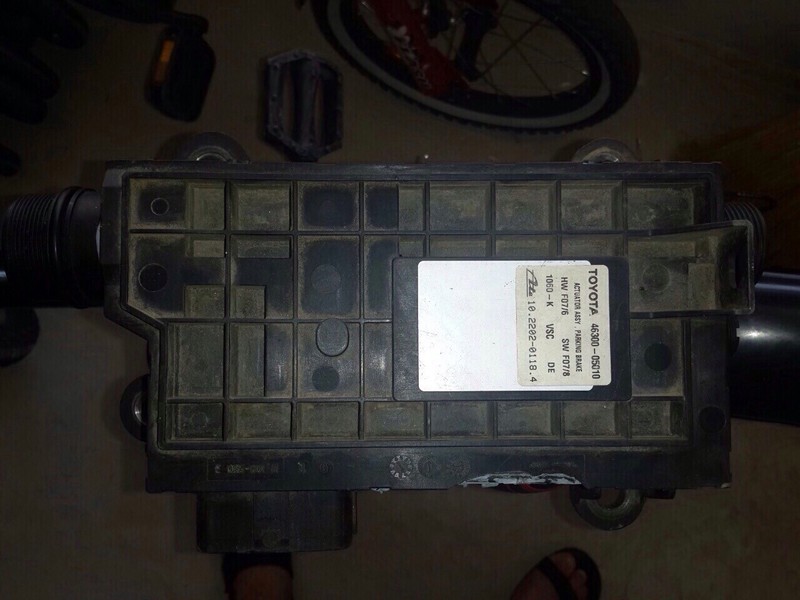 Блок керування стоянковим гальмом 46300-05010   Toyota Avensis