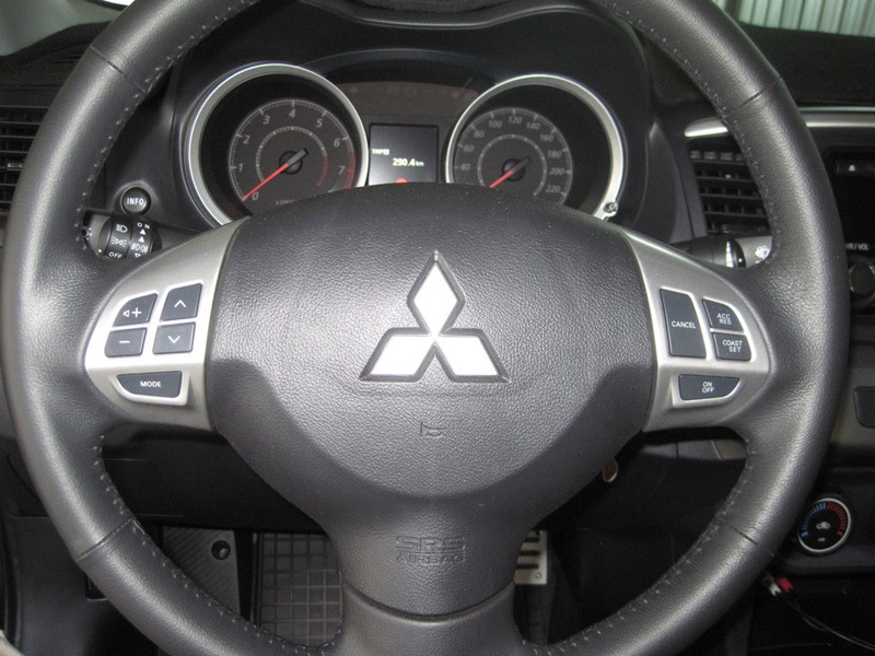 Кнопли на руль Mitsubishi Lancer X  2007 2.0 Бензин Киев