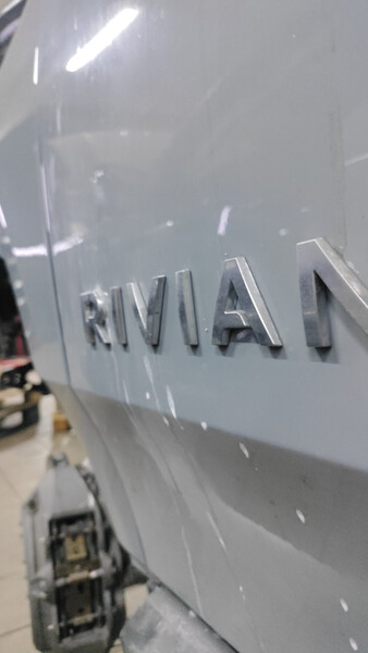 Букві сірі (без чорних і жовтих кантів) і кришка бачка омивача Rivian R1T  2023 30.0 Электро Черновцы