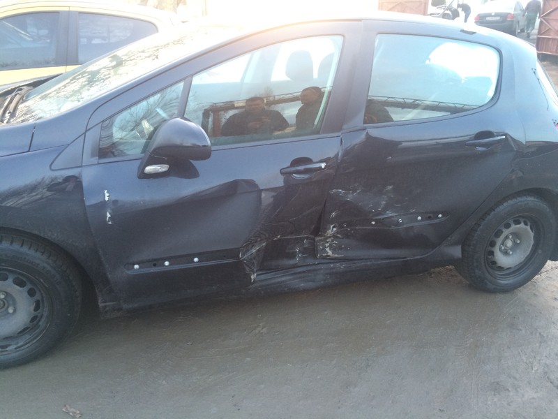 Двері передні Peugeot 308  2010 хетчбек 1.6 Дизель 