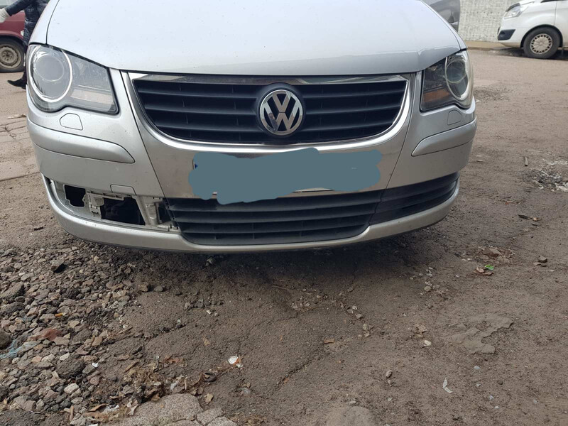 Решетка бампера Volkswagen Touran хэтчбек 2009 г.  1.9 л дизель Смела