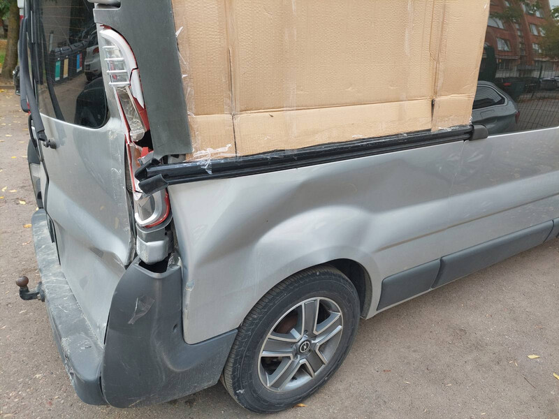Скло праве в кузов довга база Opel Vivaro  2012 универсал 1.4 Бензин Киев