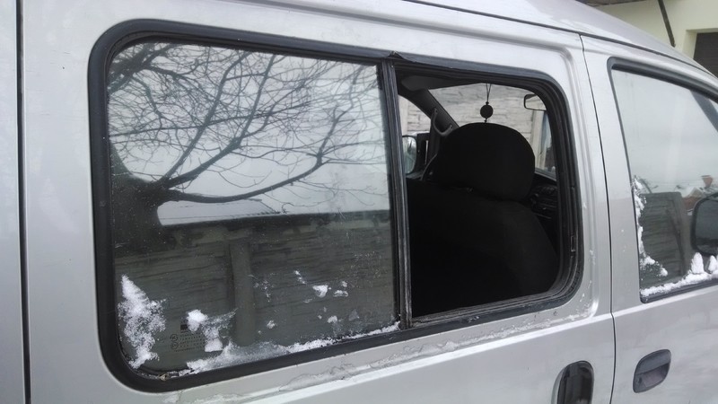 Стекло форточки или всборе правой сдвижной двери Hyundai H200  1999 2.5 Дизель 