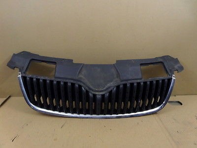 Решетка радиатора с хромом 5J0853668A   Skoda Fabia