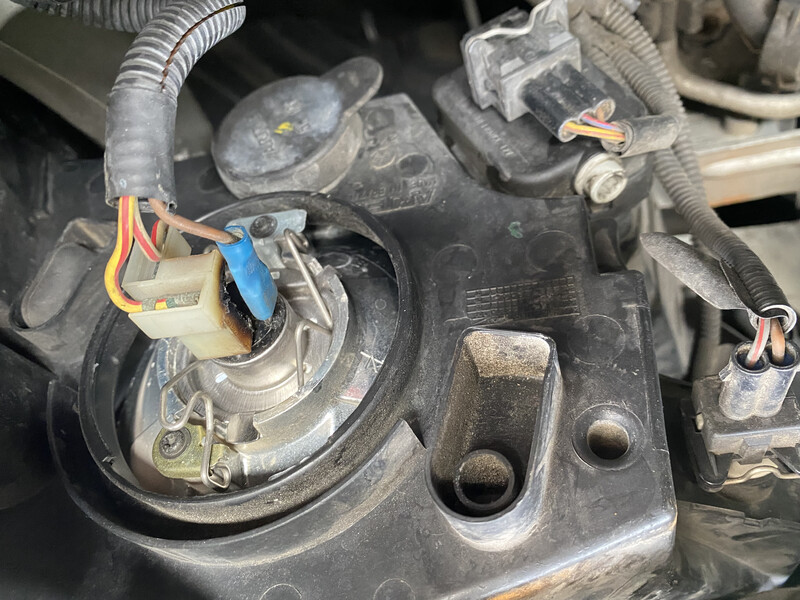 Пыльник передних фар Volkswagen Fox  2007 хэтчбек 1.2 Бензин 