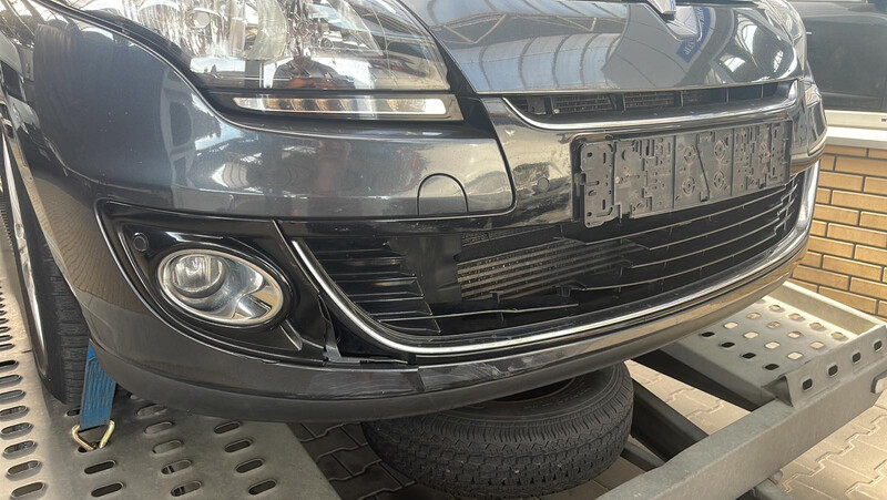 Пошкоджена решітка бампера Renault Megane 3  2012 универсал 1.5 Дизель Березно
