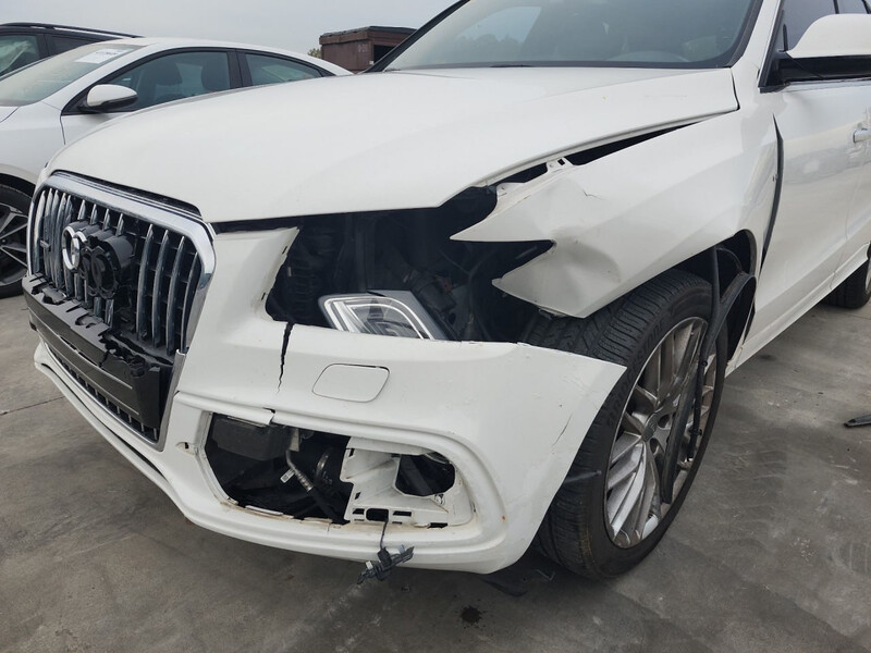 Ліве крило біле Audi Q5 2016 г.  2.0 л бензин Ровно