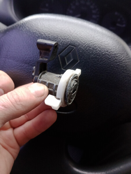 Личинка замка двери Renault Clio 2001 г.  1.4 л бензин Конотоп