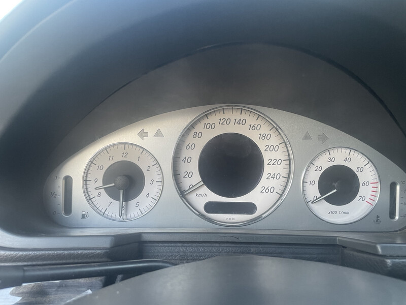 Приборна панель біла Mercedes E-Class 2003 р.  2.4 л бензин