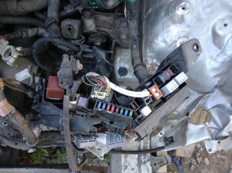 Блок предохранителей под капотом слева корпус возд фильтра Toyota Corolla E120 универсал 2005 г.  1.4 л дизель Одесса