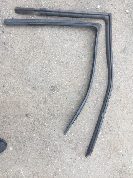 Уплотнитель передней двери Nissan Sunny  1993 1.4 Бензин 