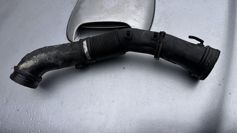 Впускний патрібок Audi A4 B6  2003 универсал 1.6 Бензин 