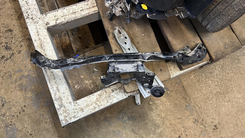 Верхняя планка радиаторов Nissan Sentra  2019 1.8 Бензин Житомир