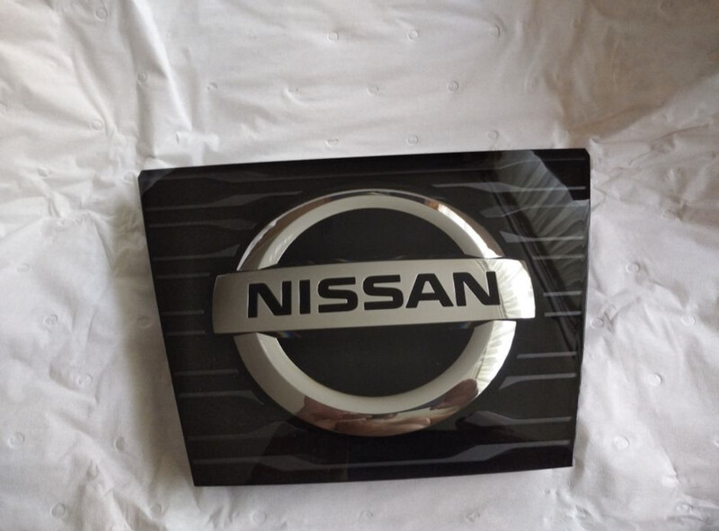 Эмблема решетки радиатора под дистроник (трапеция) Nissan Rogue  2017 2.5 Бензин Днепр