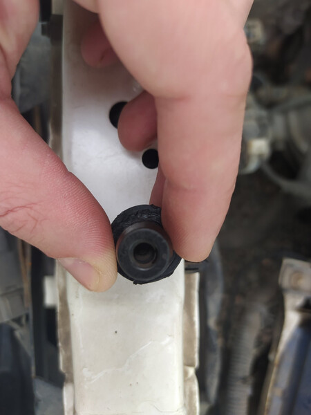 Клапан в клапаной крышке Nissan Sunny B14  1995 универсал 1.6 Бензин Первомайск