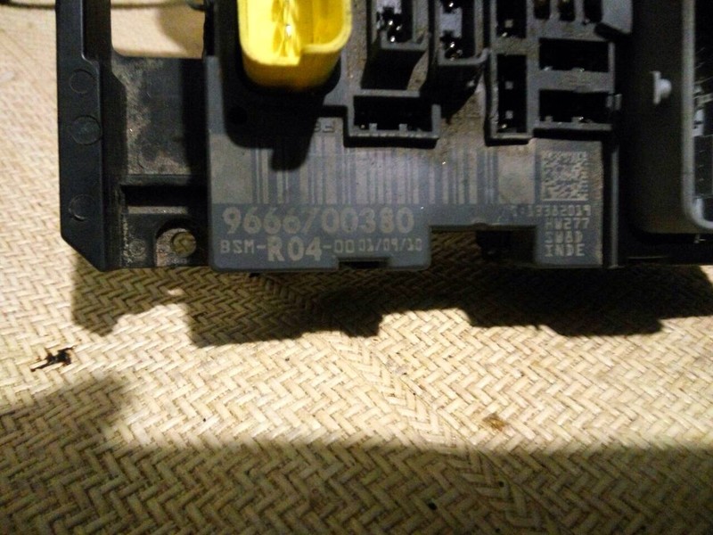 Блок запобіжників 9666700380   Peugeot Partner