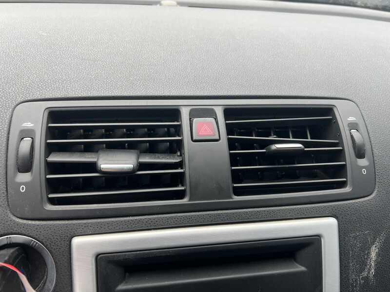 Центральный воздуховод Volvo V50  2011 универсал 1.6 Дизель Луцк