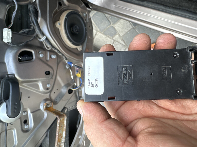 Кнопка склопідйомника ліва водійська Nissan Note E11  2012 универсал 1.4 Бензин Ивано-Франковск