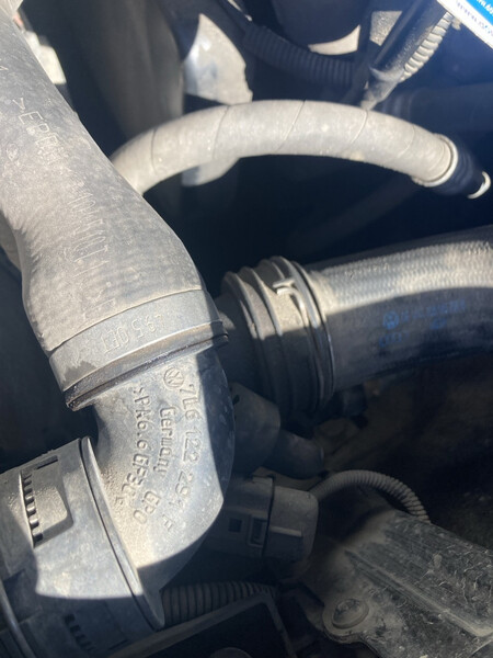 Верхній патрубок радіатора Volkswagen Touareg універсал 2005 р.  2.5 л дизель