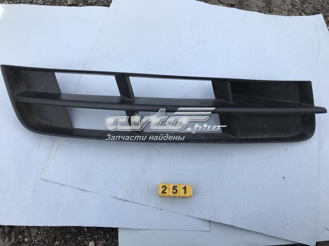 Решетка бампера верхняя правая Audi Q7  2014 3.0 Дизель Тернополь