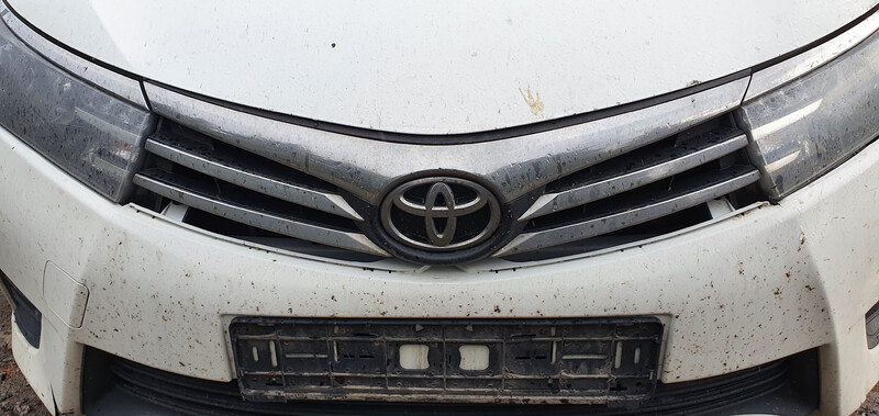 Решітка радіатора Toyota Corolla  2012 1.6 Бензин 