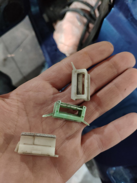 Клипсы крепления молдинга на крышу Mazda 323 323F BA 1997 хетчбек 1.5 Бензин 