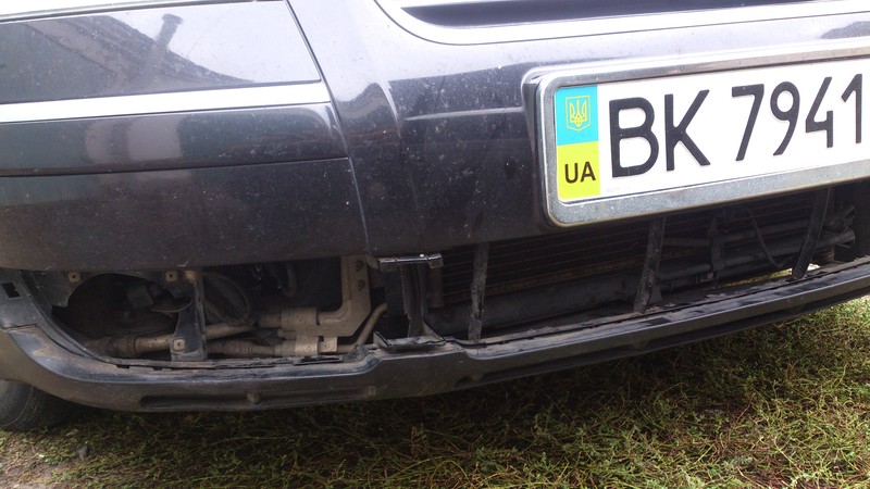 Решетка радиатора Volkswagen Passat 2005 г.  2.0 л бензин Ровно