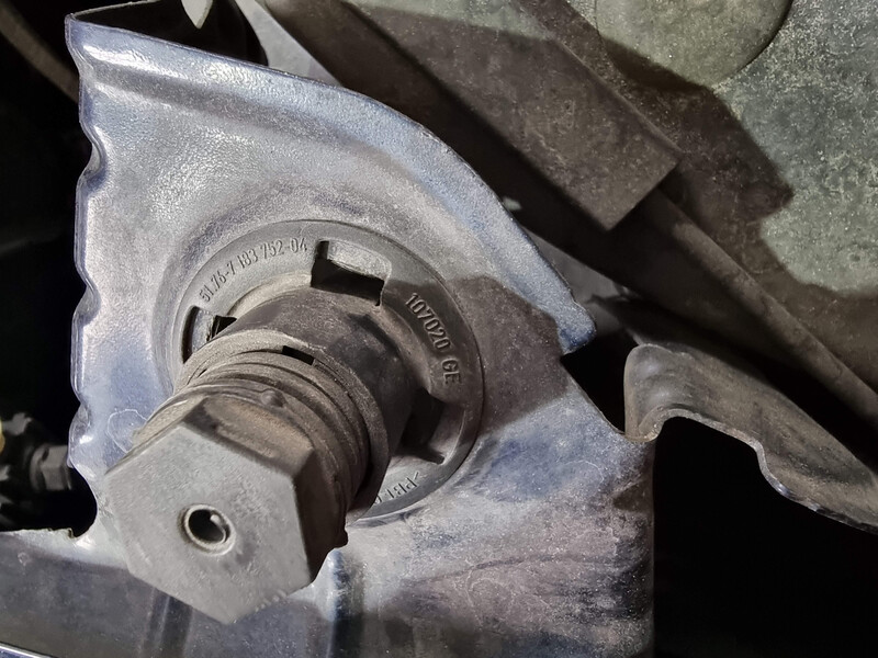 Упор капота BMW X3 F25  2011 2.0 Дизель Киев