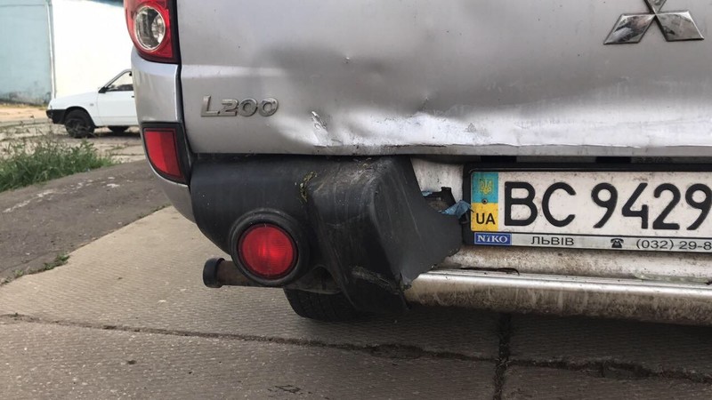 Клики заднього бампера Mitsubishi L 200  2010 2.5 Дизель Львов