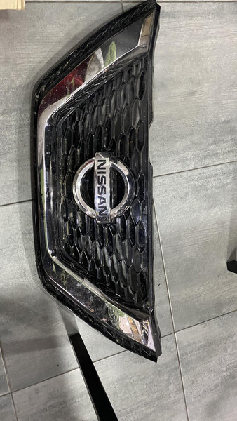 Решетка радиатора 62310HV22A   Nissan Qashqai