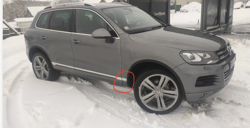 Накладка крила переднього нижня права Volkswagen Touareg  2011 универсал 4.2 Дизель Ровно