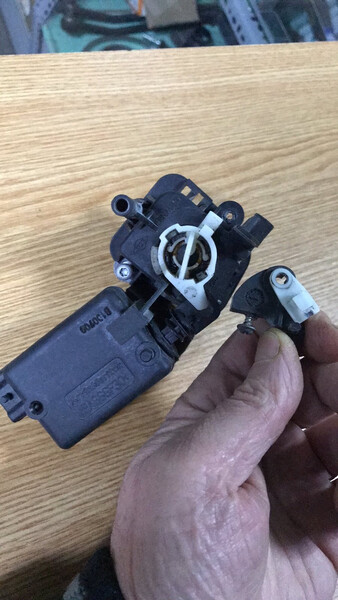 Механизм закрытия задней ляды Opel Vivaro  2007 2.0 Дизель 