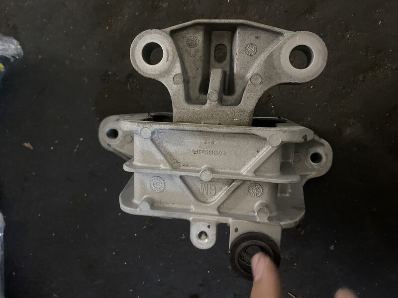 Подушка двигуна Chevrolet Equinox  2018 1.5 Бензин 