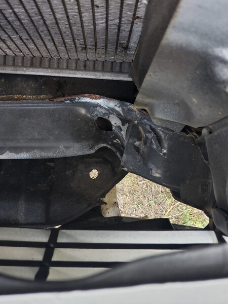 Кронштейн радіатора Toyota Hiace  1998 2.4 Дизель Суми