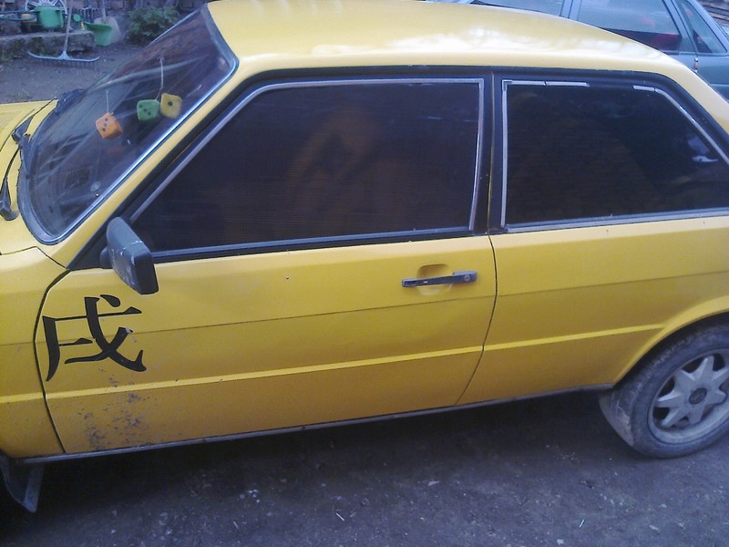 Стекло Audi 80 B2  1979 1.3 Бензин 