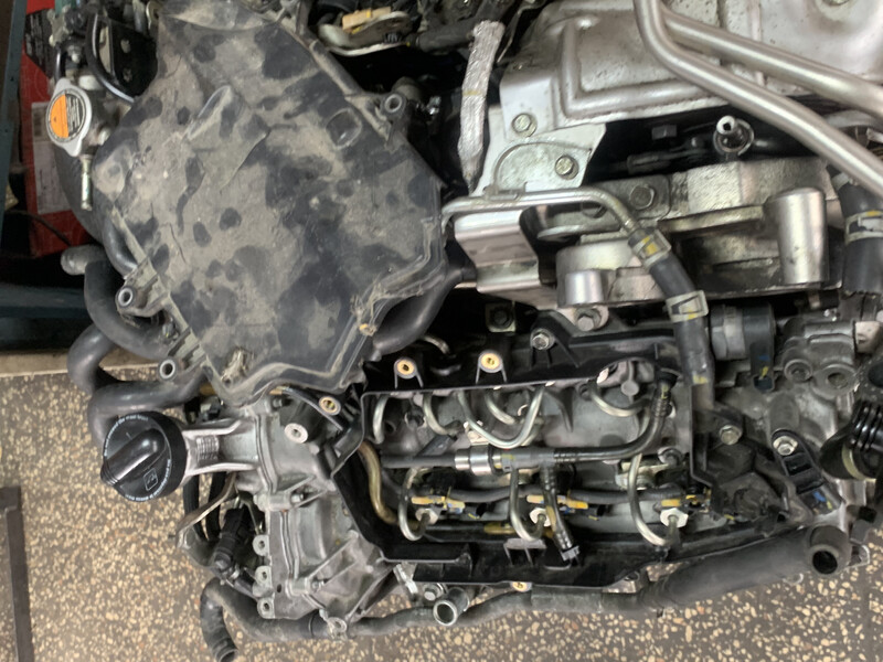 Декоративная крышка форсунок правая Infiniti QX70  2013 3.0 Дизель 