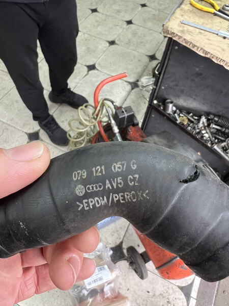 Патрубок обігрівача Audi A6 C6 2008 р.  4.2 л бензин Миколаїв