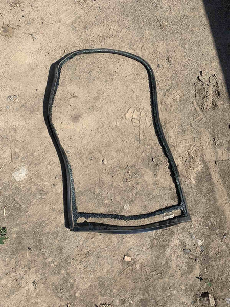 Уплотнітєль на бокове скло в багажнику Toyota Land Cruiser 100  2005 4.2 Дизель Винница