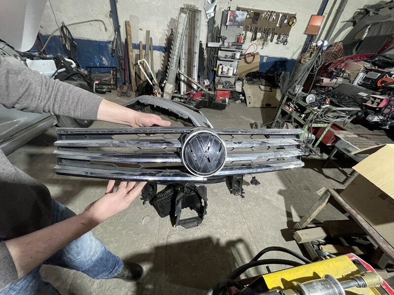 Решетка радиатора верхняя 7P6853651J   Volkswagen Touareg