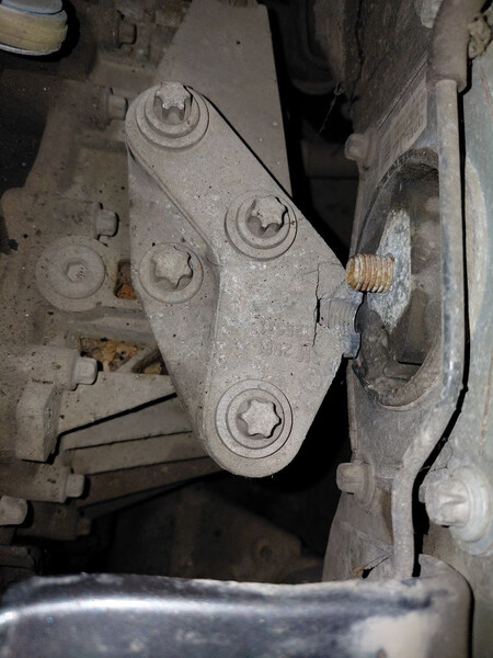 Кронштейн опори кпп Opel Zafira B 2011 хэтчбек 1.7 Дизель Корсунь-Шевченковский